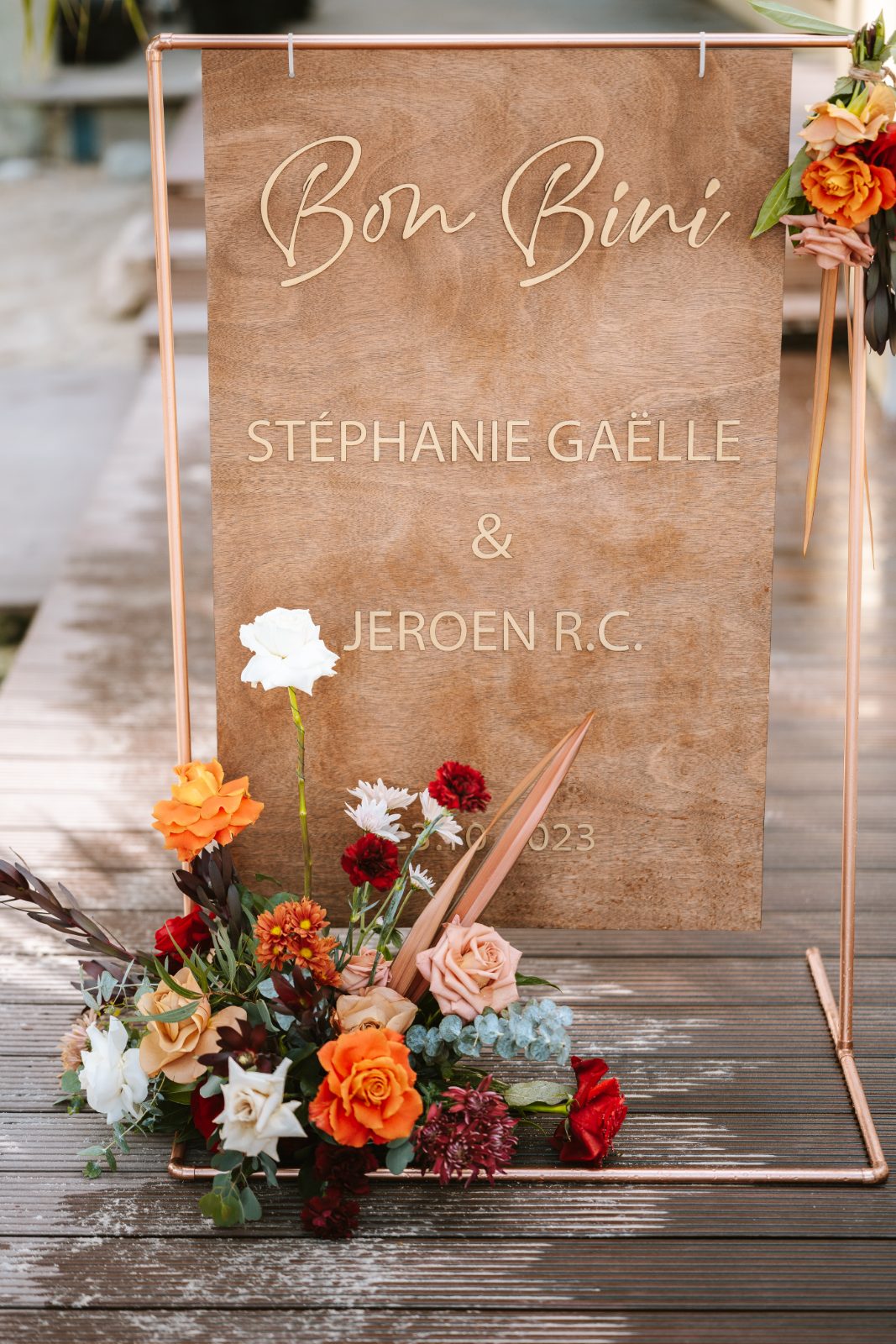 Gaëlle and Jeroen’s wedding sign, adorned with flowers, is displayed at Avila Beach Hotel in Curaçao, indicating their names and the date