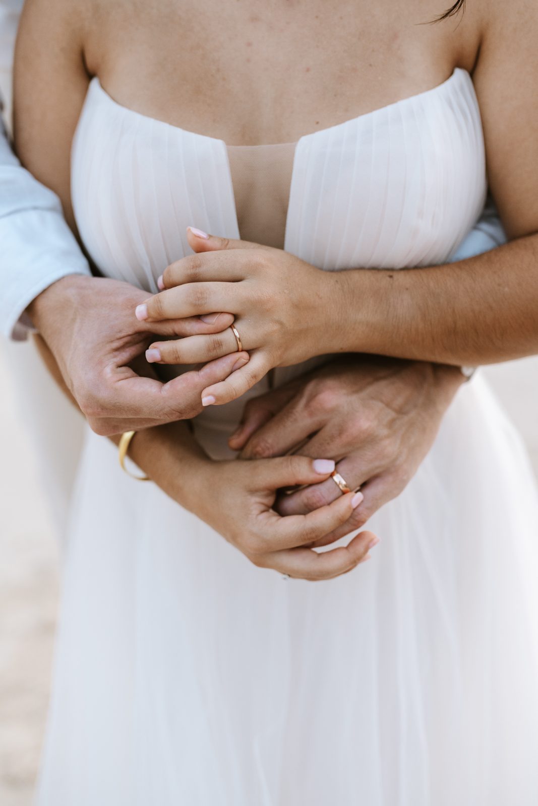 Gaëlle and Jeroen hold hands and show their wedding rings at the Avila Beach Hotel in Curaçao