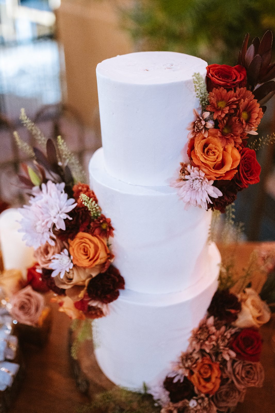 The wedding cake, decorated with flowers, is prominently displayed at the reception venue in Avila Beach Hotel, Curaçao