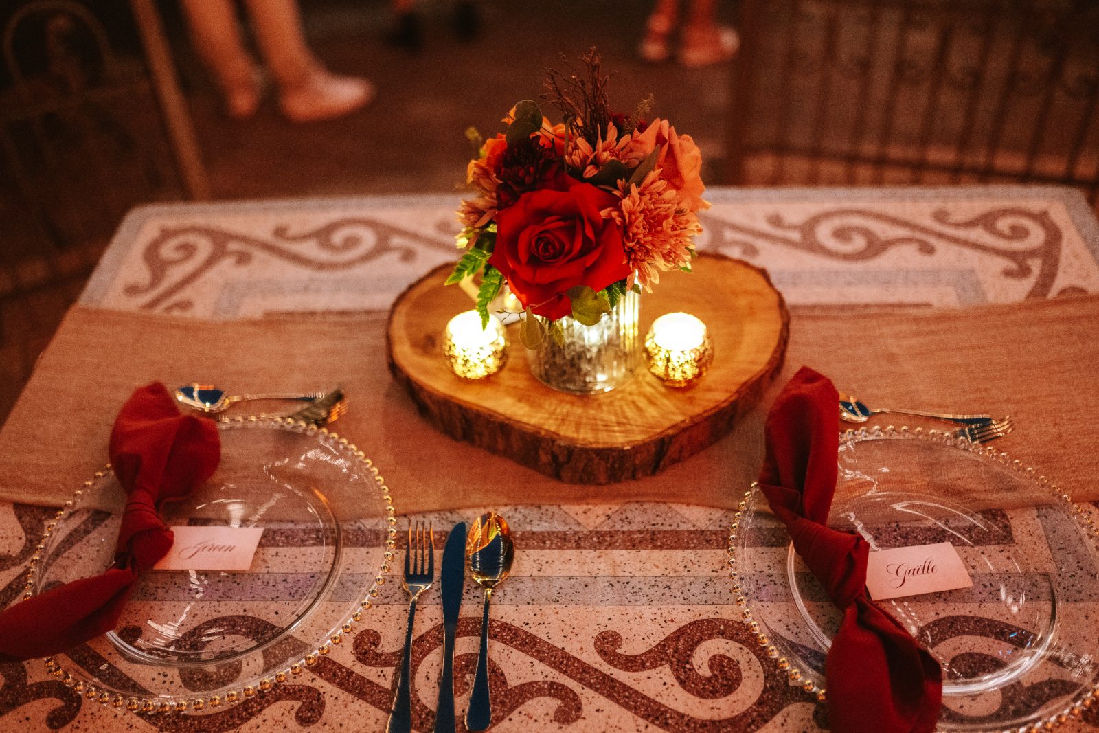 The wedding table setting features two place settings with names Jeroen and Gaëlle, a floral centerpiece, and candles at Avila Beach Hotel, Curaçao
