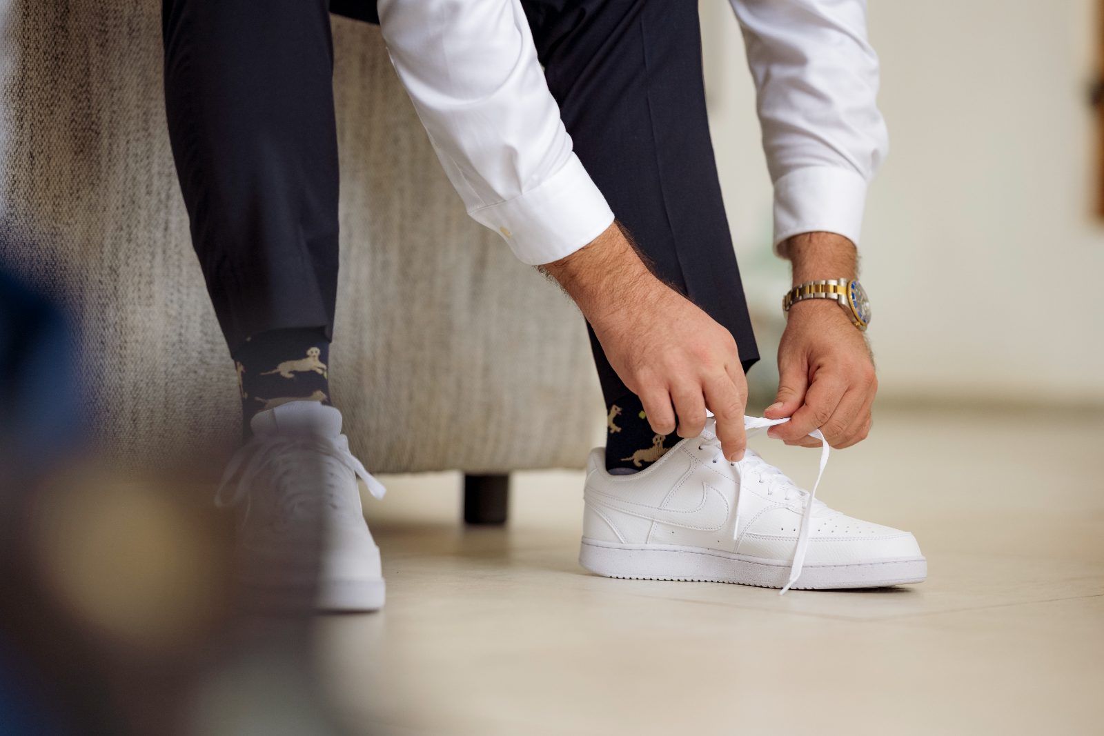 Ghislaine and Kevin are preparing for their wedding in a private garden in Curaçao, with Kevin tying his white sneakers